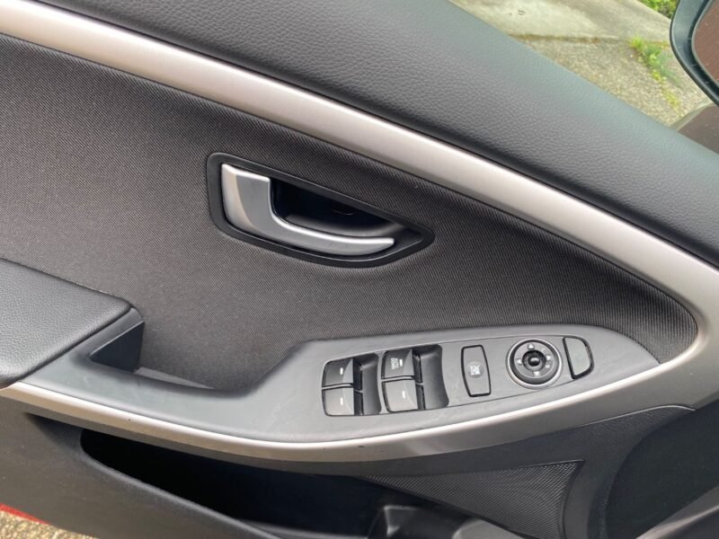 HYUNDAI I 30 1.6 CRDI TECNO SLE